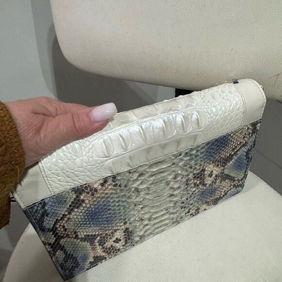 Finial price drop
Brahmin Kylie NWOT
White and Gray Women's Bag - Picture 5 of 5